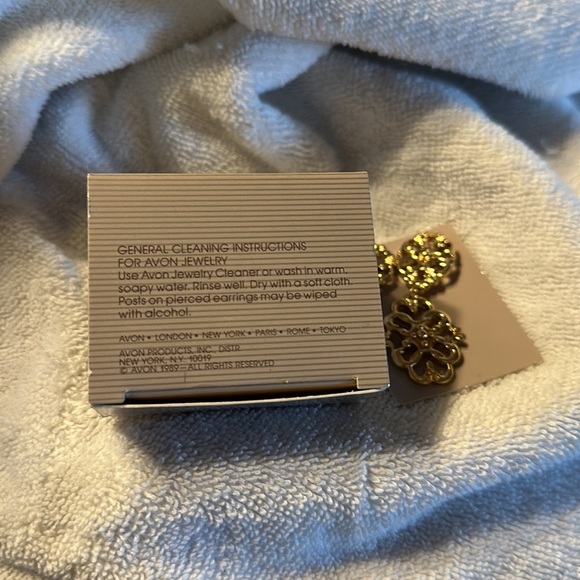 Avon Vintage 1989 Goldtone Graceful Trellis Earrings - Picture 3 of 4